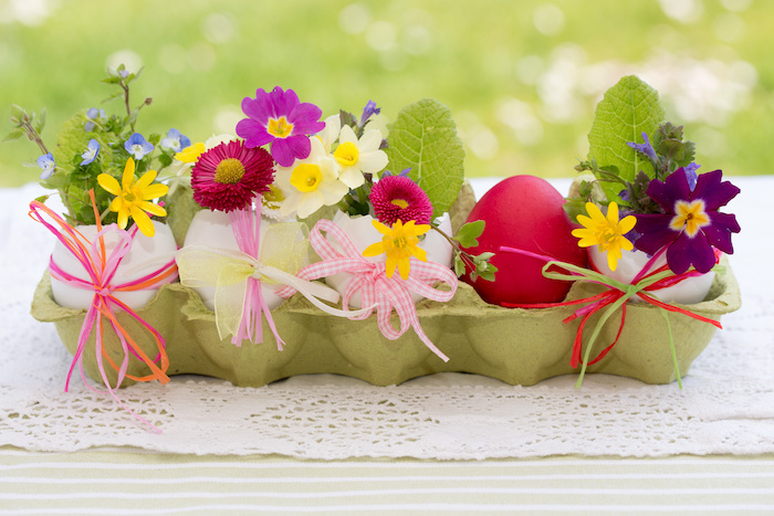 Hübsche Osterdeko: Eierschalen-Vasen mit Wiesenblumen