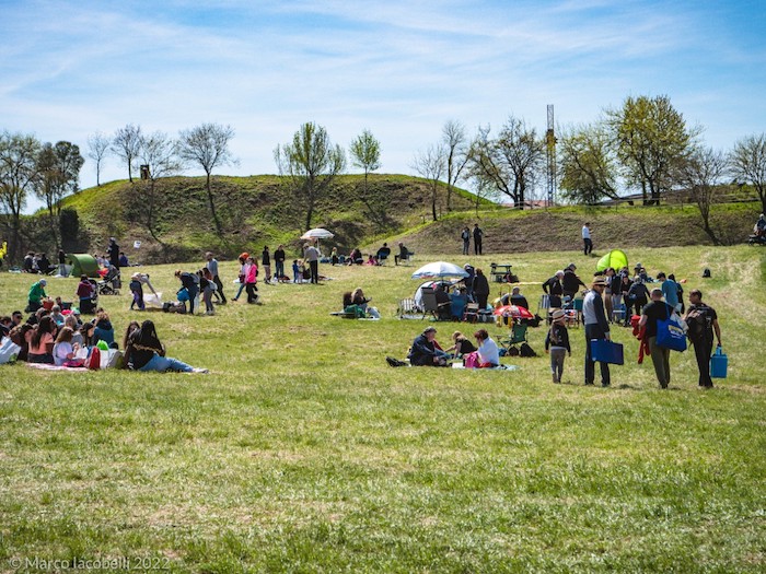 Ein regelrechtes Volksfest ist die „Pasquetta sui Bastoni“ in Palmanova.