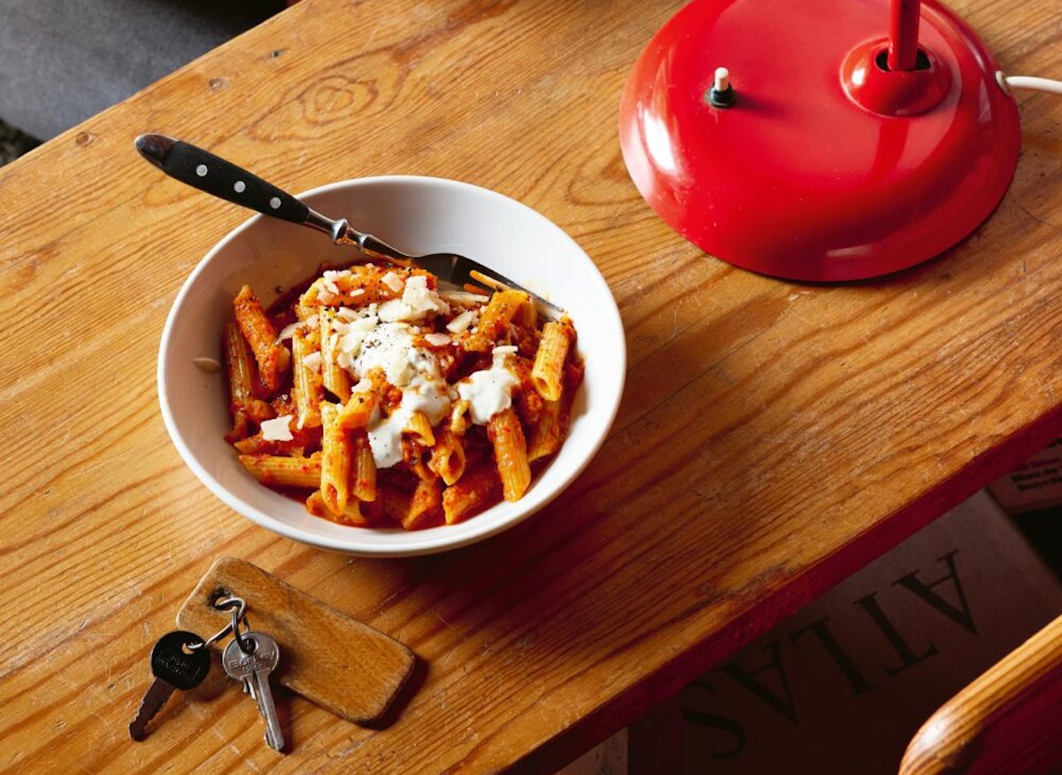 Schnelle Pasta mit Ajvar und Crème fraîche