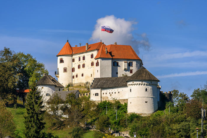 Auf einem pittoresken Hügel bei Velenje liegt das zauberhafte Schloss.