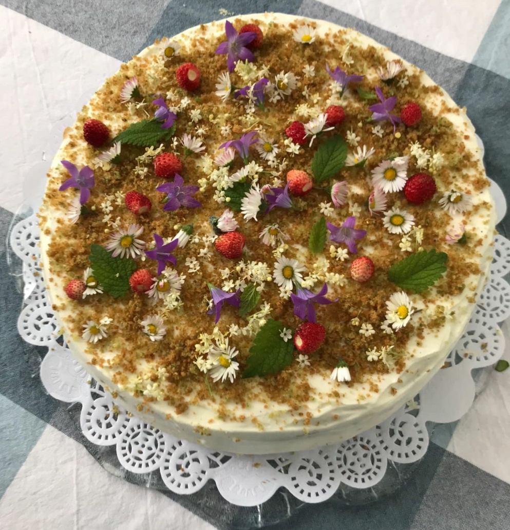 Mit ersten Beeren und Blüten wird der Wiesenkuchen zum frühlingshaften Kunstwerk.