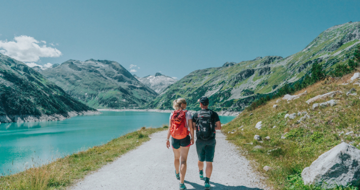 Bei gemütlichen Wanderungen, anspruchsvollen Gipfeltouren oder vielfältigen Kletterpartien die Natur genießen.