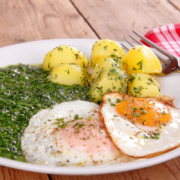 Ideal für den Gründonnerstag: Spinat, Kartoffeln und Spiegeleier