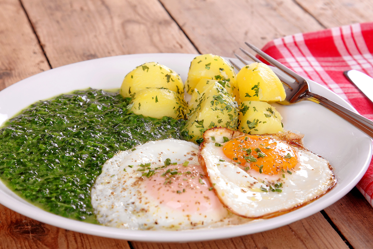 Ideal für den Gründonnerstag: Spinat, Kartoffeln und Spiegeleier