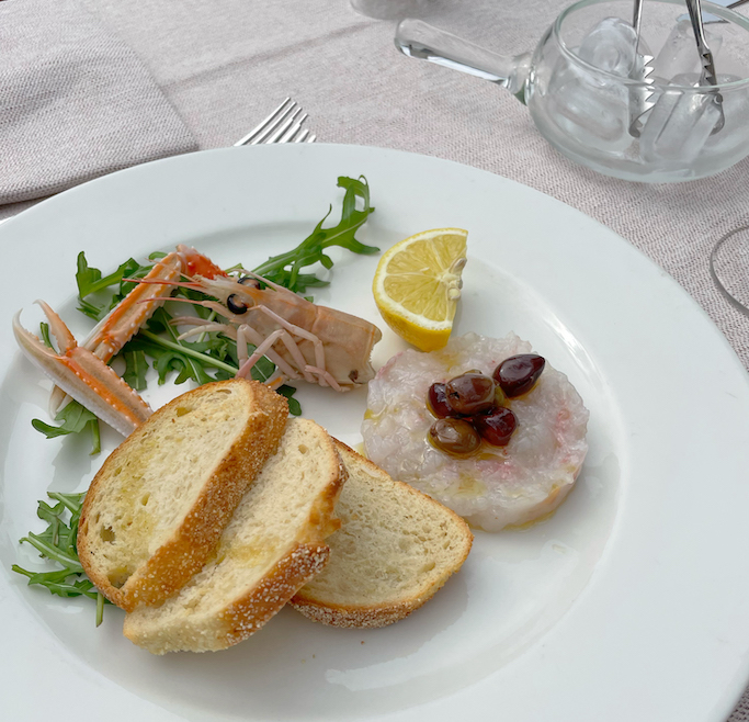 Crudità, frischen rohen Fisch und Meeresfrüchte, genießt man in der Tavernetta Al Molo.