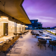 Abendliche Atmosphäre auf der Terrasse oberhalb des Wörthersees