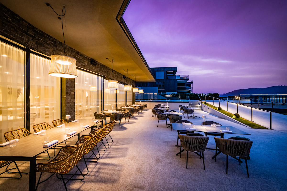 Abendliche Atmosphäre auf der Terrasse oberhalb des Wörthersees