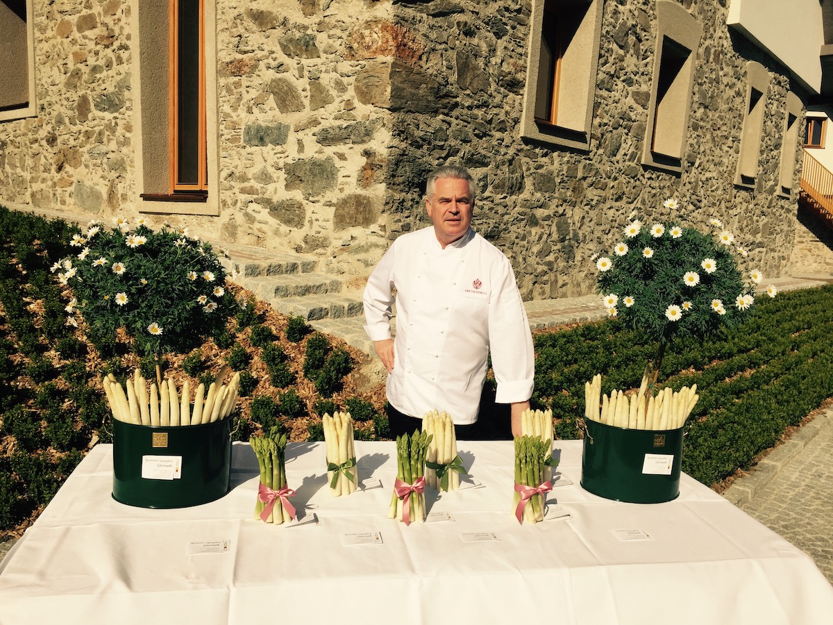 Hannes Tschemernjak setzt im Frühling auf den Spargel