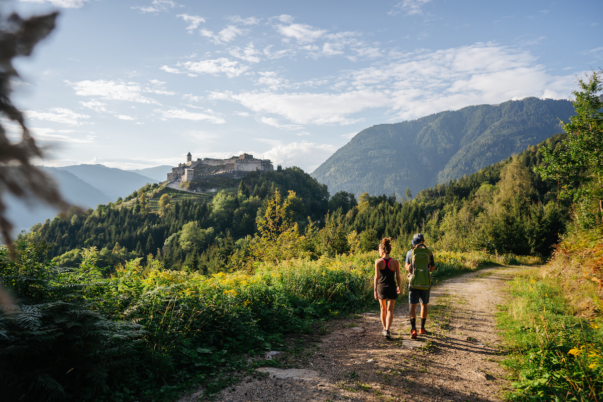 Entlang der Burgherrenrunde genießen Sie den weiten Blick über die Landschaft rund um Landskron.