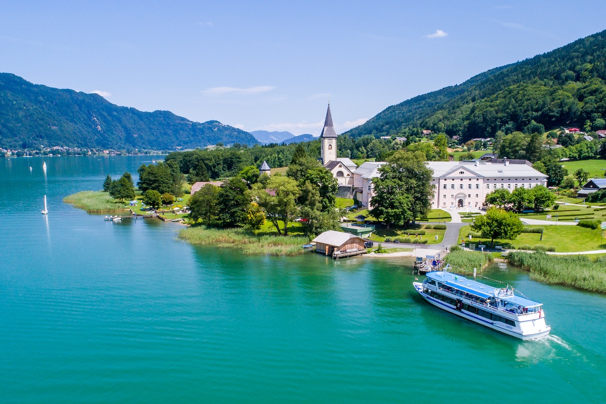 Stift Ossiach lässt sich auch gemütlich per Schiff erreichen.