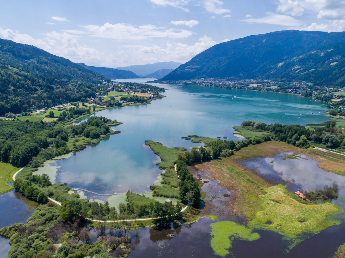 Blick über den See mit dem Bleistätter Moor im Vordergrund