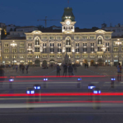 Eleganz trifft Meer: Die Piazza Unità d’Italia, der Salon unterm Sternenzelt, ist das pulsierende Herz der Stadt.