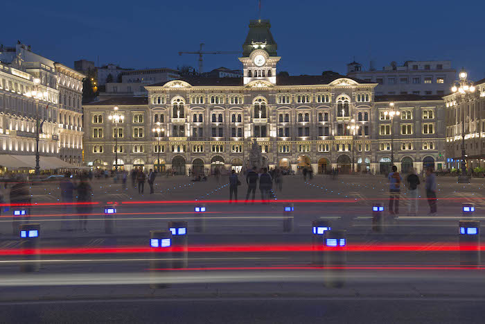 Eleganz trifft Meer: Die Piazza Unità d’Italia, der Salon unterm Sternenzelt, ist das pulsierende Herz der Stadt.