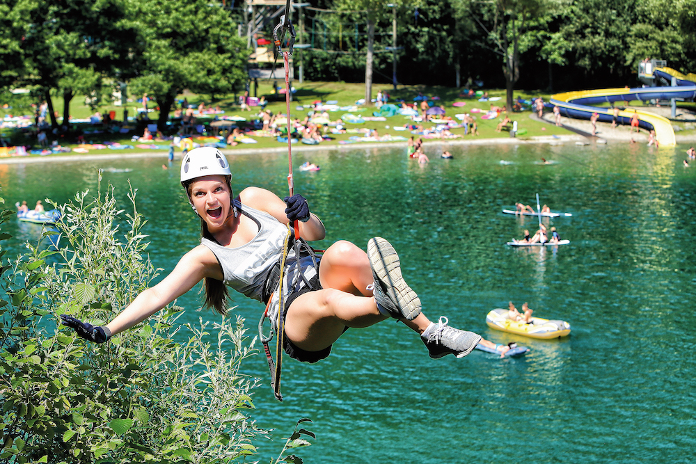 Erst im Kletterpark in luftigen Höhen ordentlich ins Schwitzen kommen, dann direkt in den Badesee springen. So macht Freizeit Spaß!