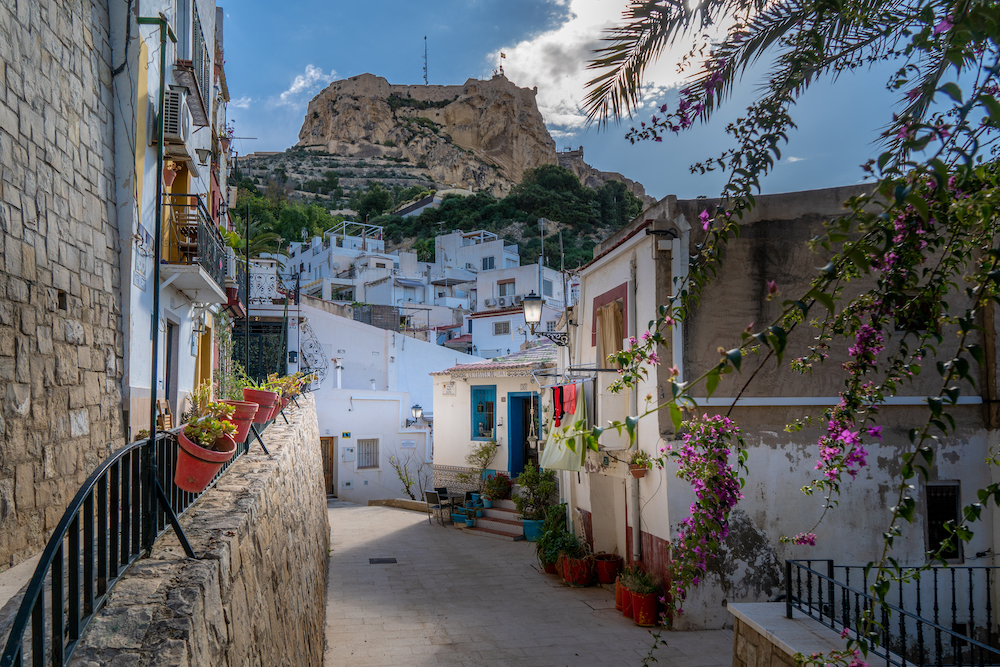 Alicante lockt mit seiner bunten Altstadt und zauberhaften Stränden.