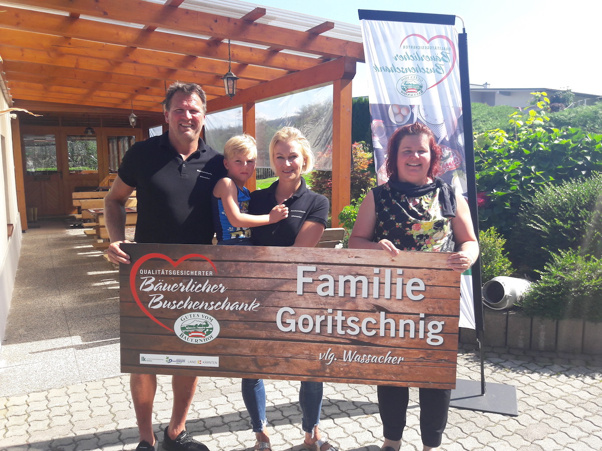 Die Familie Goritschnig, vlg. Wassacher (mit Petra Pobaschnig, Ofrau des Landesverbandes bäuerlicher Direktvermarkter, re.)  freut sich schon auf die ersten Buschenschankgäste.