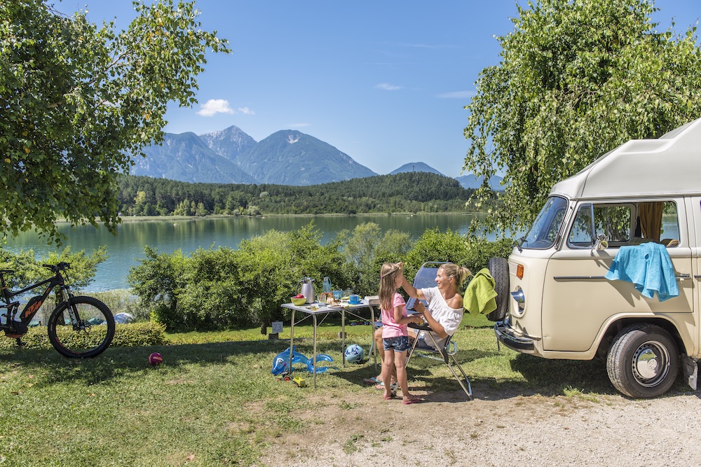 Die entspannte Atmosphäre beim Campen ist Entschleunigung für die ganze Familie.