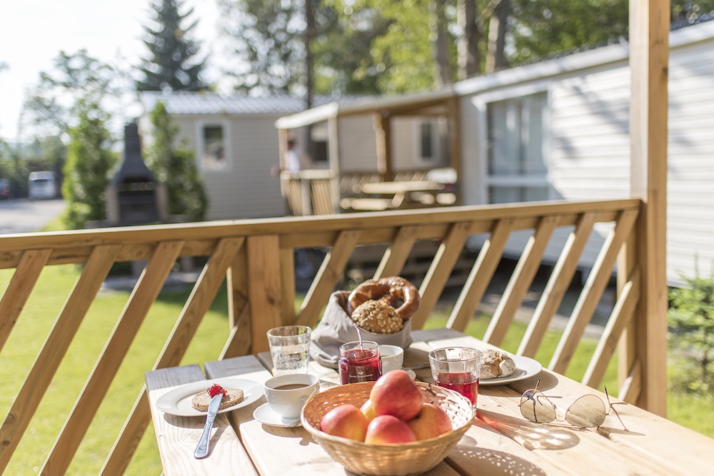 Kein Wecker, dafür ein Frühstück aus der Region im Sonnenschein