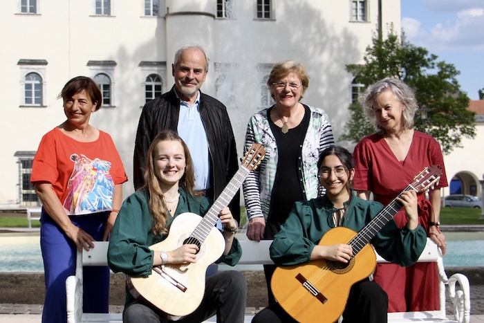 Hanni Gerretsen (kultur-forum-amthof), Bernhard Zlanabitnig (Musikwochen Millstatt), Elisabeth Sickl (Schloss Albeck), Angelica Ladurner (Ensemble Porcia) mit den jungen Gitarristinnen Valentina Schantl und Amirah Pranzl
