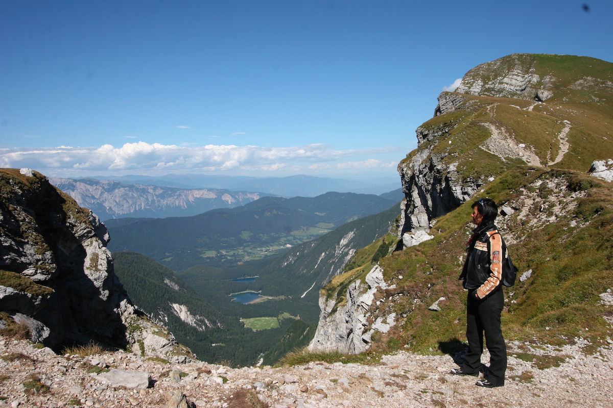 Traumhafter Blick vom Fuße des Mangarts in Slowenien auf das Kärntner Seenland