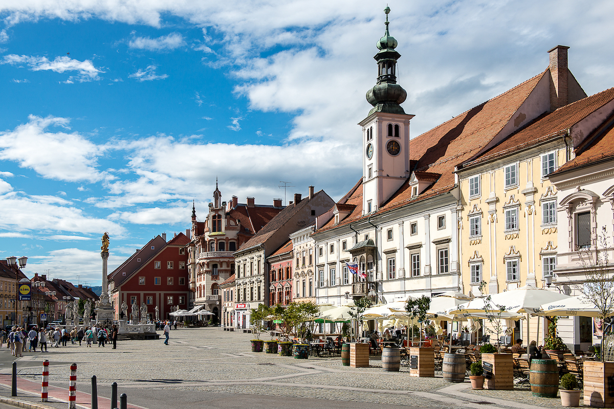 Der Hauptplatz von Maribor, der zweitgrößten Stadt Sloweniens, mit dem Rathaus und der Pestsäule