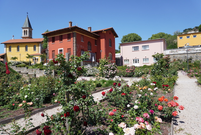 Der Rosengarten ist auch Ort kultureller Genüsse wieTheateraufführungen und Lesungen.