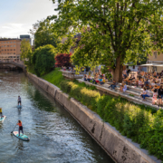 Sloweniens Hauptstadt kann man auch bei einer romantischen SUP-Tour auf der Ljubljanica entdecken.