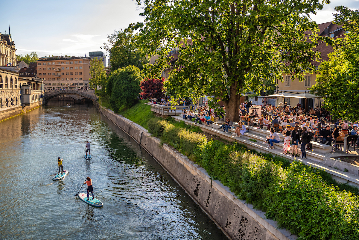 Sloweniens Hauptstadt kann man auch bei einer romantischen SUP-Tour auf der Ljubljanica entdecken.