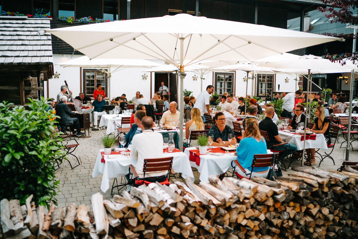 Im Dorfwirt Schönleitn genießen Sie Kultur und schmackhafte Kulinarik auch im Gastgarten.