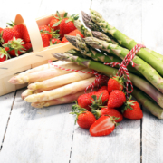 Spargel und Erdbeeren