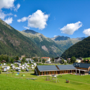 Das Camping- und Chaletdorf HOCHoben umrahmt von der Bergwelt der Hohen Tauern