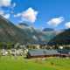 Das Camping- und Chaletdorf HOCHoben umrahmt von der Bergwelt der Hohen Tauern