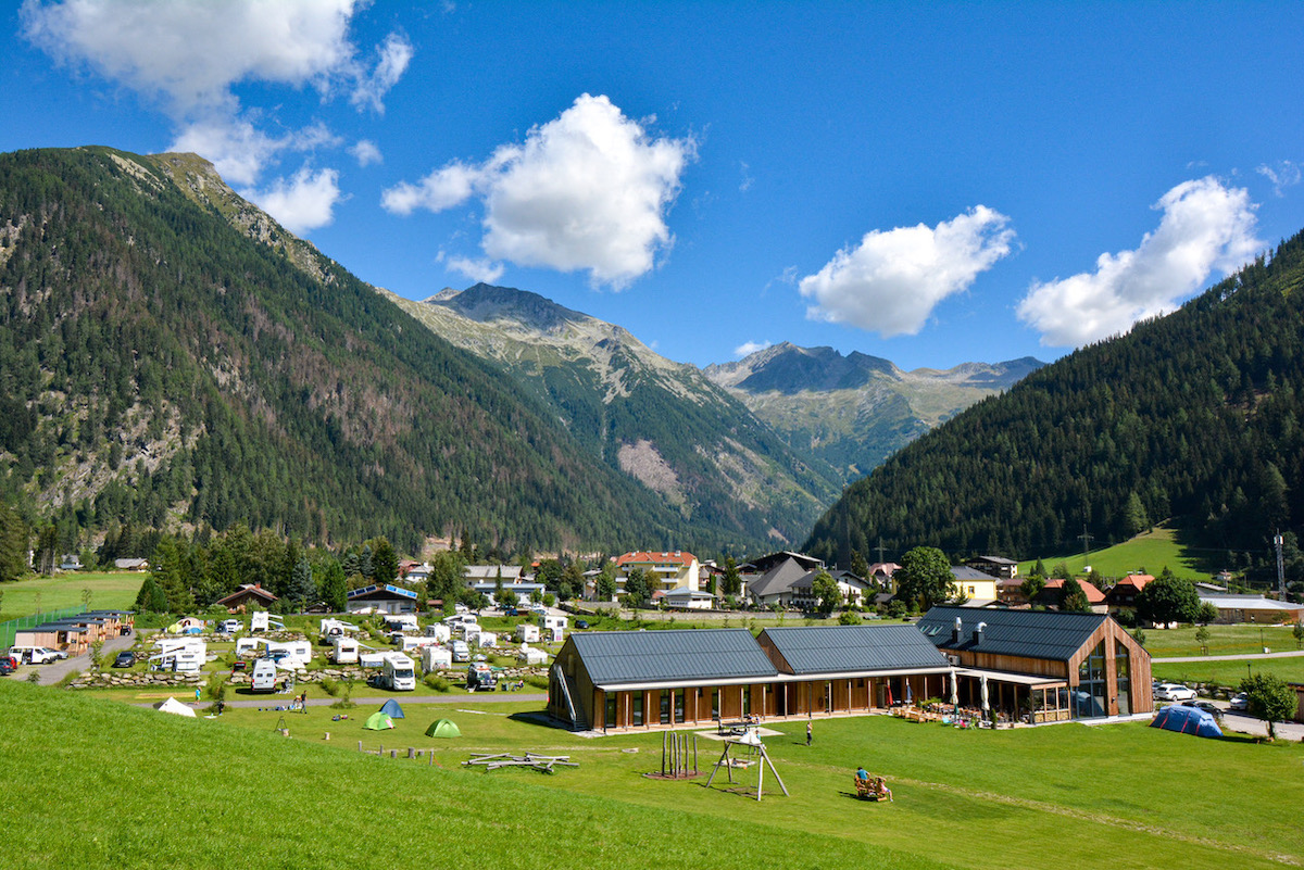 Das Camping- und Chaletdorf HOCHoben umrahmt von der Bergwelt der Hohen Tauern