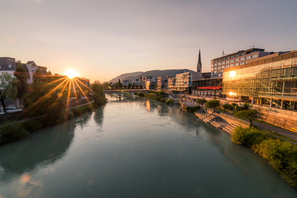 Am Drau-Ufer entspannt in den Feierabend: Die LAGANA Bar ist die beste Location dafür.