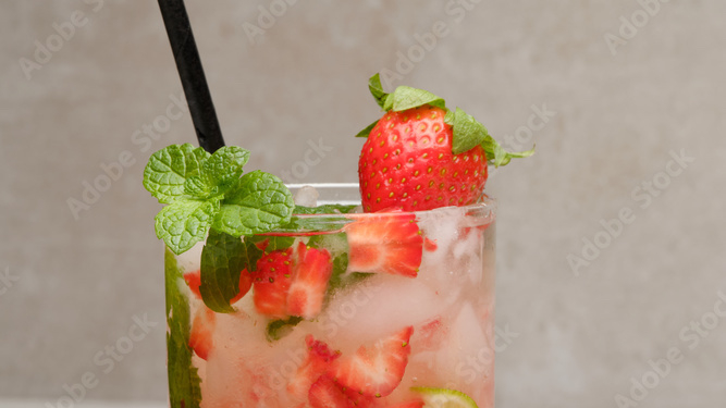 Spritziger Beeren-Mojito