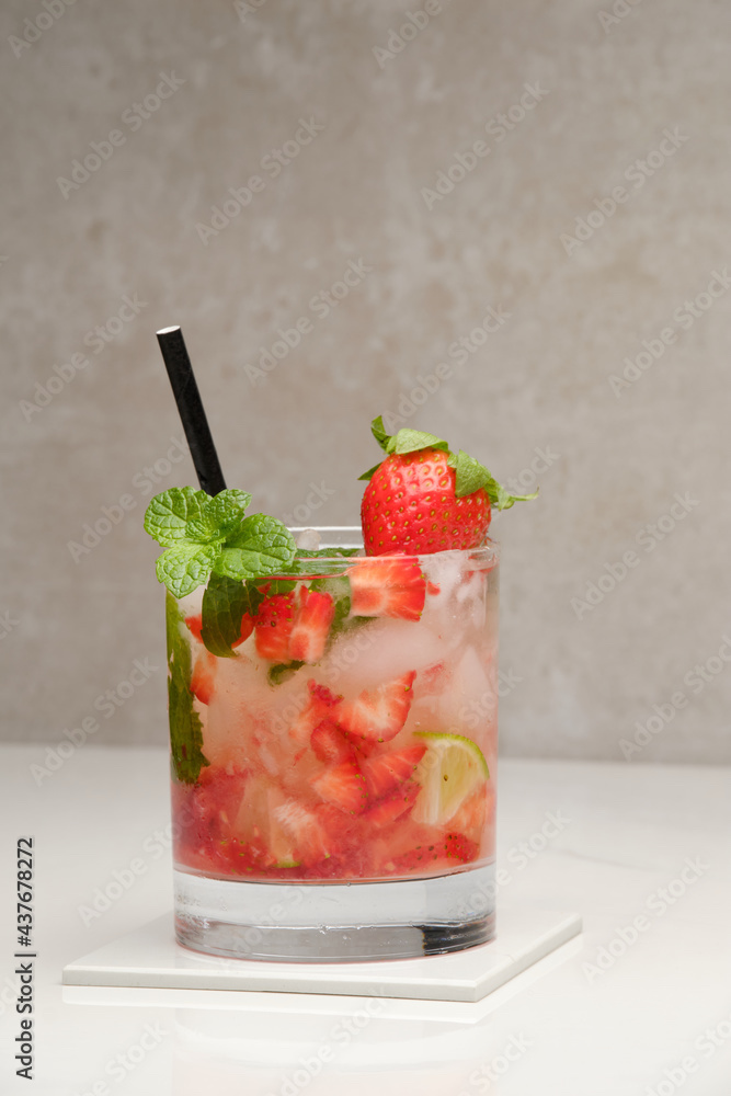 Spritziger Beeren-Mojito