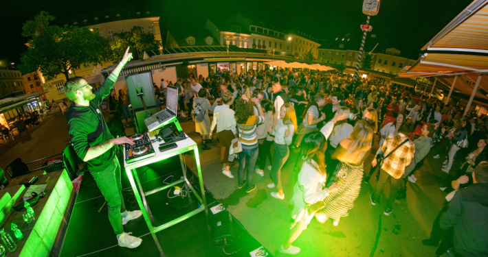 Chillout-Zone am Markt: DJs sorgen für gute Stimmung unter dern Gästen.