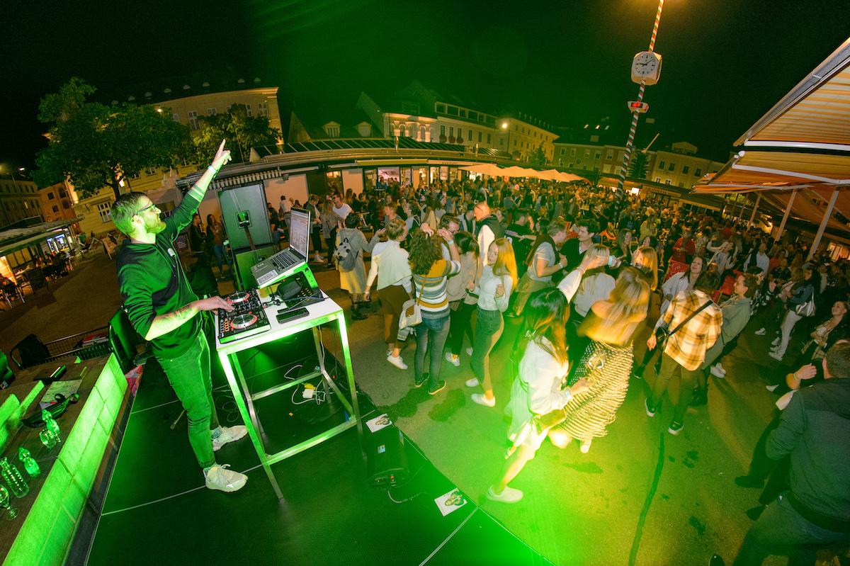 Chillout-Zone am Markt: DJs sorgen für gute Stimmung unter dern Gästen.