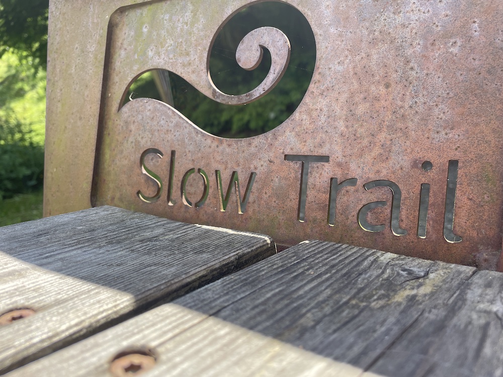Das Markenzeichen des Slow Trails findet sich auf den Bänken wieder.