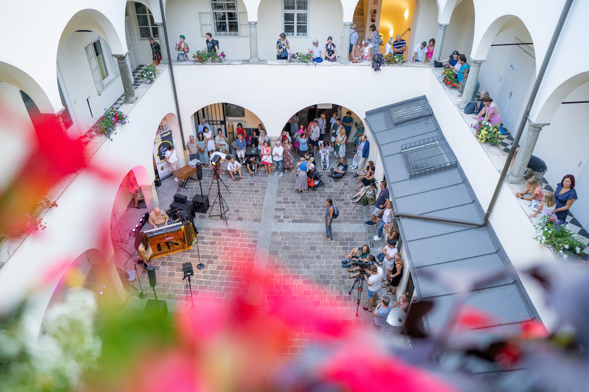 Musik und Literatur: Die DonnerSzenen bieten an den Donnerstagen im Juli und August hochkarätige Konzerte und Lesungen in den schönsten Höfen der Klagenfurter Innenstadt.