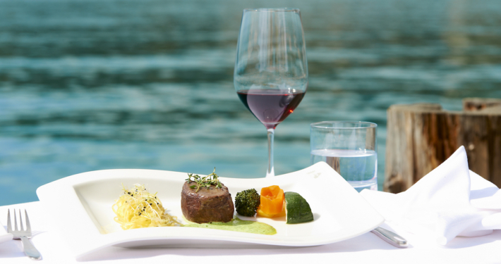 Auf der hauseigenen Seeterrasse kann wunderbar Kulinarik und Ausblick zusammen genießen.