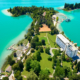 Das Parkhotel liegt unmittelbar am Wörthersee und schmiegt sich so an das türkisgrüne Wasser.