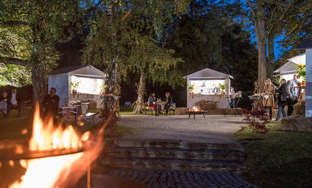 Im Hüttendorf des Pörtschacher Parkhotels gibt es neben einzigartigem Ambiente auch Maroni direkt vom Ofyr-Grill.