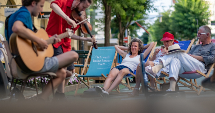 Jeden Donnerstag im Juli & August hochkarätige Konzerte und Lesungen in den schönsten Höfen der Innenstadt.