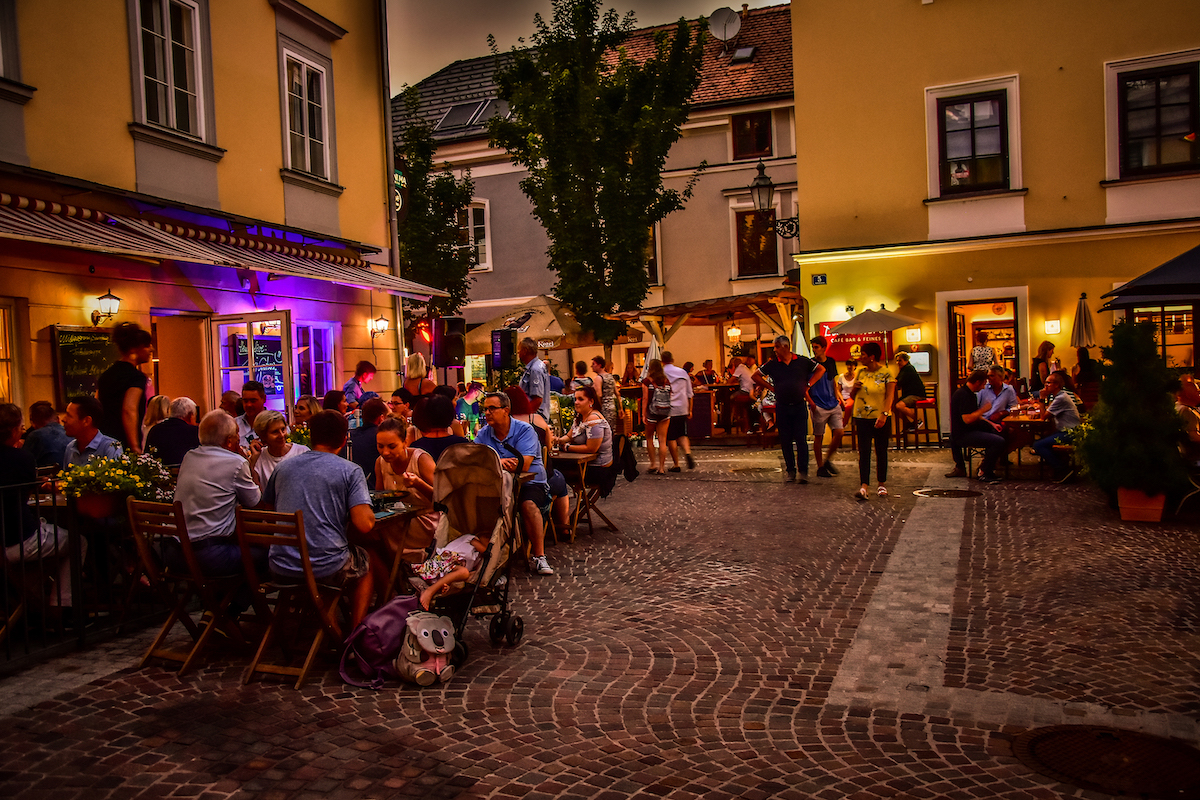 „Kummts eina“ ist das Motto in der Osterwitzgasse bis 26. August. Es warten köstliche Schmankerl, chillige Live-Musik und gute Stimmung.