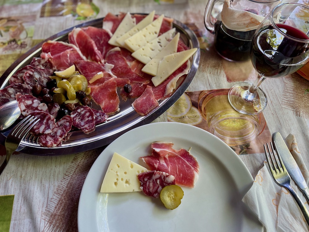 Ein Genuss: die Jause mit Pršut, Salami, Käse und Hauswein