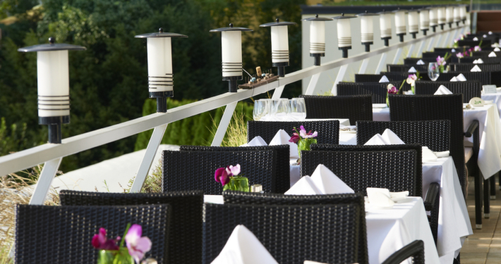 Ein Frühstück im Freien, mit Blick aufs Wasser, ist auf der Seeterrasse möglich.