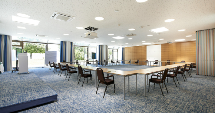 Alle Seminarräume, wie hier der Seminarraum Wörthersee, sind mit digitaler Präsentationstechnik ausgestattet.