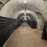 Die Weine lagern im Unesco-Weltkulturerbe-Hügel