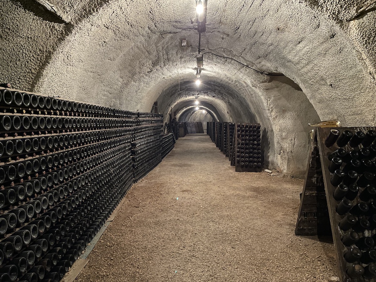 Die Weine lagern im Unesco-Weltkulturerbe-Hügel